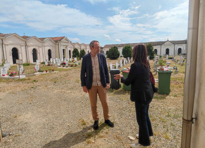 Sopralluogo del sindaco nei cimiteri di Alessandria e la proposta sugli sfalci: “Si utilizzi il diserbo chimico”