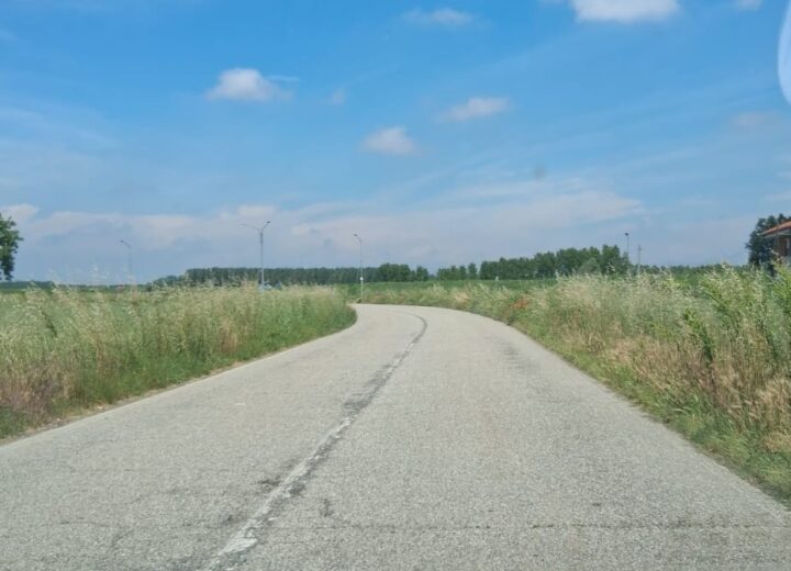Strada provinciale di Valmacca, la segnalazione: “Striscia bianca scolorita e poca visibilità in curva”