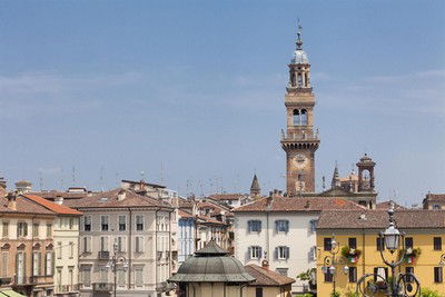 Torre civica di Casale illuminata di viola per la giornata della fibromialgia
