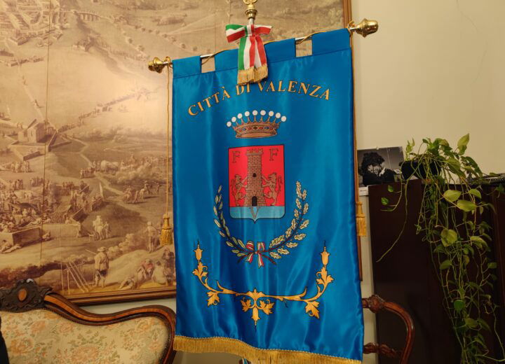 Consiglio comunale “turbolento” a Valenza: nel centrodestra scaramucce con gli ex Lega ma la maggioranza tiene