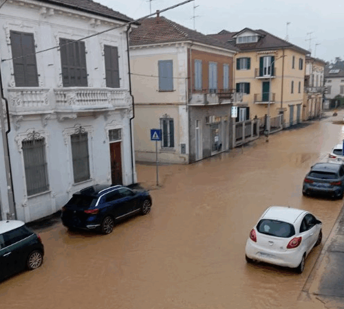 Protezione civile a Valmadonna con i sacchetti di sabbia: paese di nuovo allagato