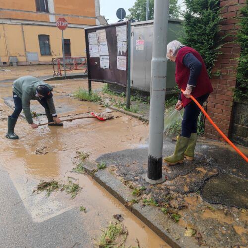 Valmadonna, tra i cittadini che spalano il fango: “Un disastro, ogni volta che piove succede la stessa storia”