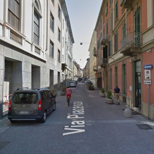 Dehor in un tratto di via Piacenza ad Alessandria, chiuso in alcune fasce orarie fino al 31 ottobre