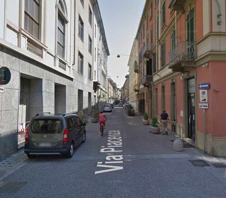 Dehor in un tratto di via Piacenza ad Alessandria, chiuso in alcune fasce orarie fino al 31 ottobre