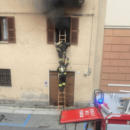 Incendio in un appartamento in via Machiavelli ad Alessandria. Vigili del Fuoco sul posto