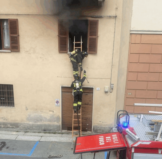 Incendio in un appartamento in via Machiavelli ad Alessandria. Vigili del Fuoco sul posto