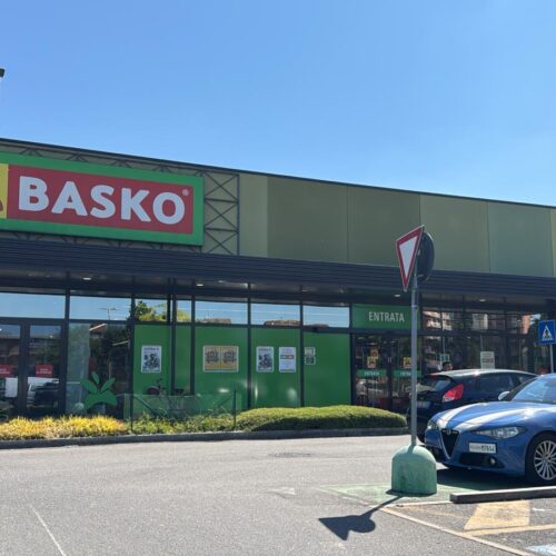 Uomo ferito con un coltello nel parcheggio del Retail di Alessandria. Sul posto la Polizia