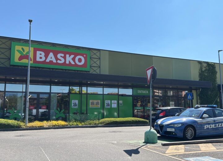 Uomo ferito con un coltello nel parcheggio del Retail di Alessandria. Sul posto la Polizia