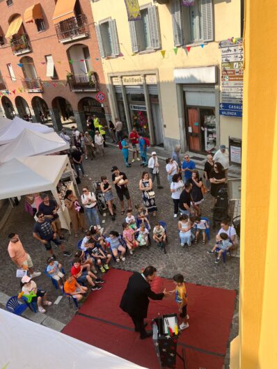 Un tappeto di petali colora San Salvatore. La magia dell’infiorata a PrimaFesta