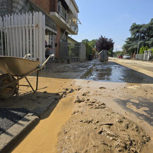 Dopo l’acqua il fango: pale e pompe per cancellare il maltempo