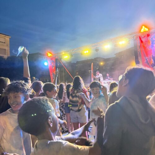 Musica e mille sfumature arcobaleno per la festa di fine anno scolastico a Valenza