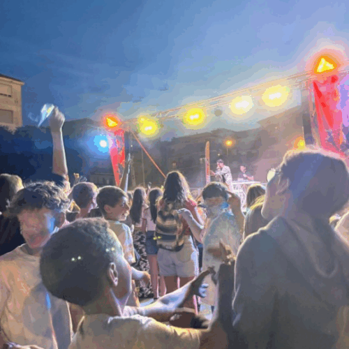 Musica e mille sfumature arcobaleno per la festa di fine anno scolastico a Valenza