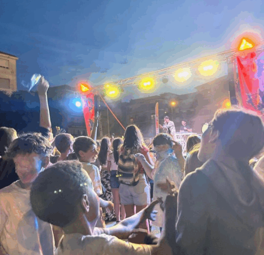 Musica e mille sfumature arcobaleno per la festa di fine anno scolastico a Valenza