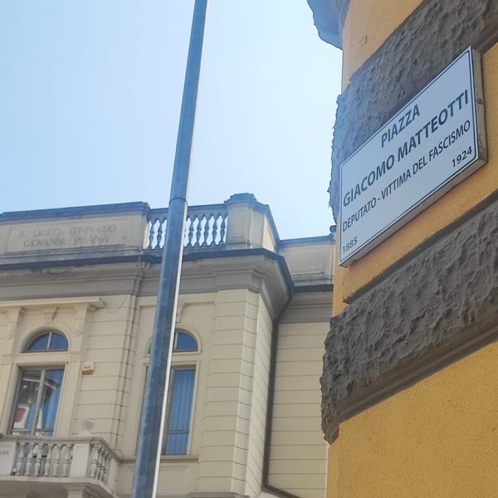La targa rende onore a Giacomo Matteotti. Ora è deputato “vittima del fascismo”