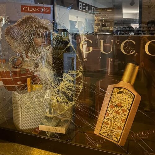 Vetrina spaccata in via Migliara nella notte