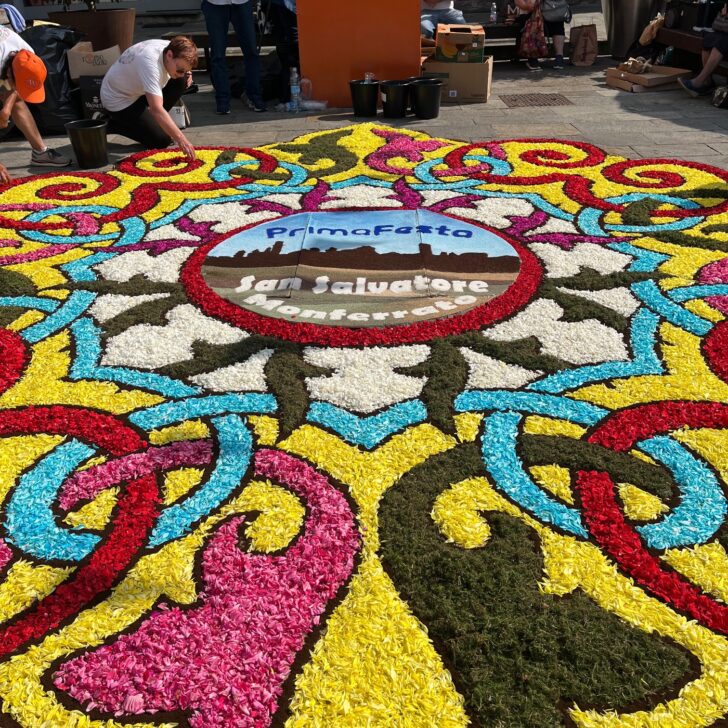 Un tappeto di petali colora San Salvatore. La magia dell’infiorata a PrimaFesta