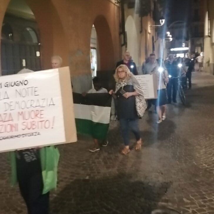 A Casale una fiaccolata e un presidio contro la guerra a Gaza e l’appello al Governo: “Sanzioni subito”