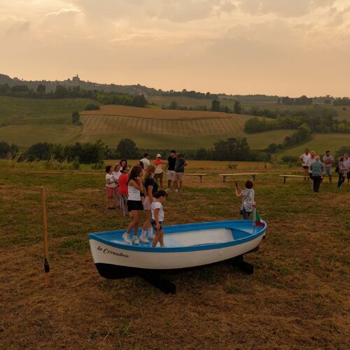 C’è una barca tra le colline del Monferrato per navigare sul “Nostro splendido mare”