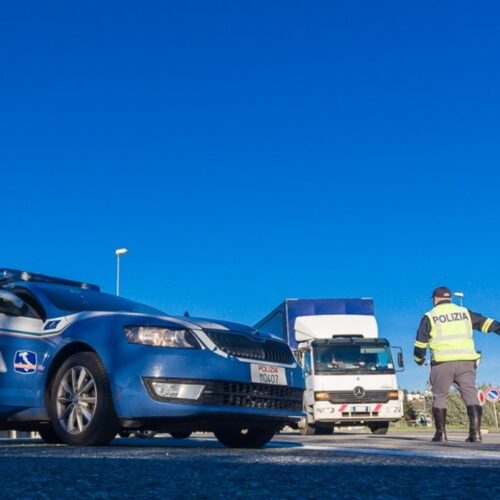 In 8 senza documenti dalla Francia nascosti in un tir. Uno di loro era evaso dai domiciliari