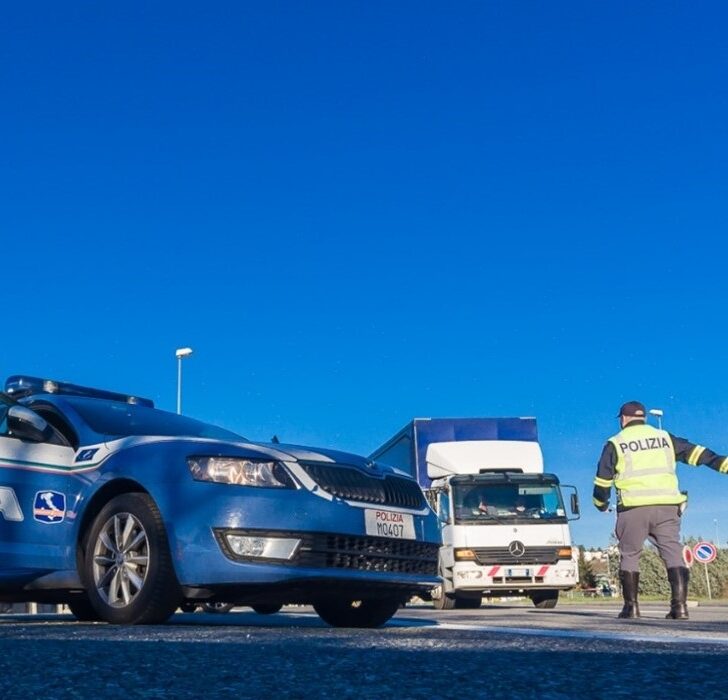 In 8 senza documenti dalla Francia nascosti in un tir. Uno di loro era evaso dai domiciliari