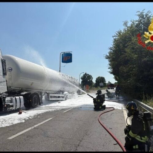 Cisterna in fiamme su statale 235 nel Pavese, strada chiusa e area evacuata