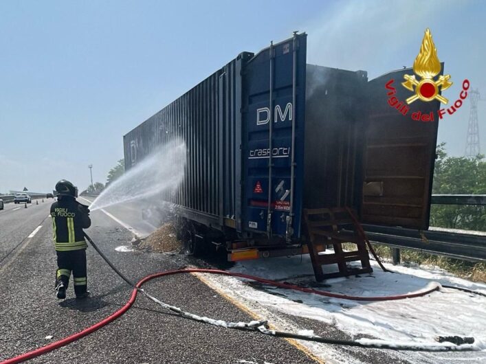 Incendio mezzo pesante sull’A7. Ancora code tra Gropello Cairoli e Casei Gerola, in direzione Genova