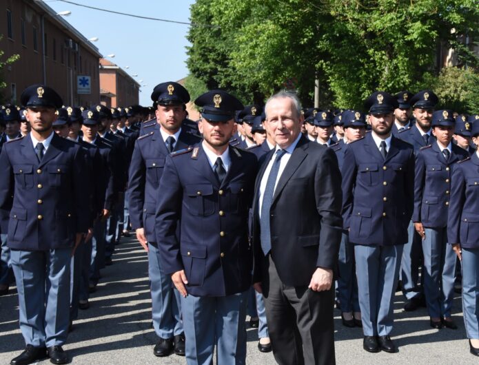 Alla Scuola di Polizia gli allievi del 229° corso ricevono gli alamari. Ora pronti per il giuramento
