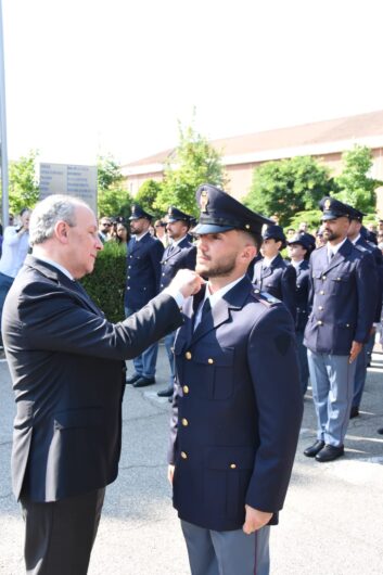 Alla Scuola di Polizia gli allievi del 229° corso ricevono gli alamari. Ora pronti per il giuramento