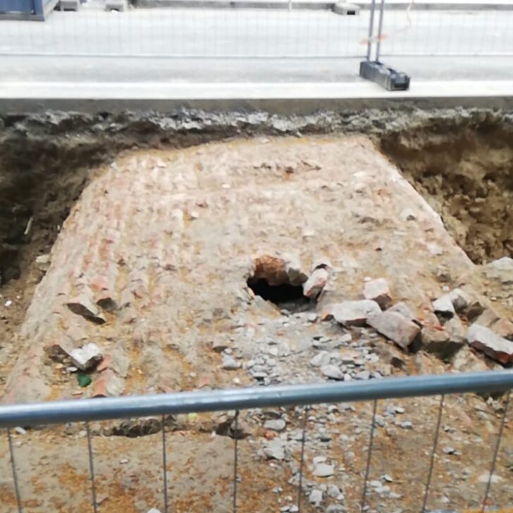 Trovato manufatto in via Gramsci durante scavi per teleriscaldamento