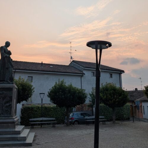 Il solstizio d’estate incanta Mirabello ed entra in chiesa