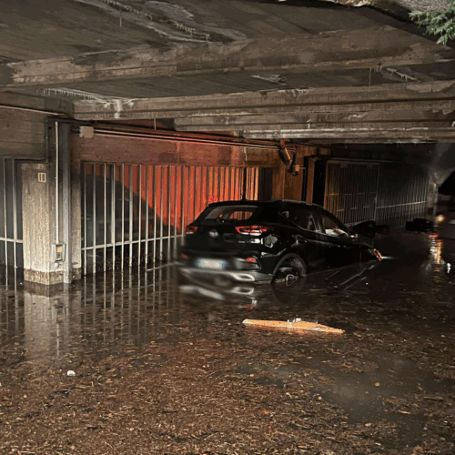 La furia della bufera si abbatte sul palazzetto di Valenza e sulle auto