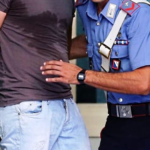 Pretende farmaci senza ricetta e poi aggredisce i Carabinieri. Arrestato