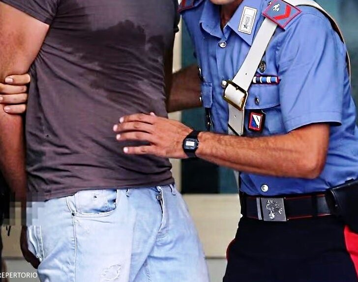 Pretende farmaci senza ricetta e poi aggredisce i Carabinieri. Arrestato