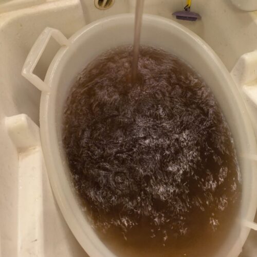 Acqua marrone dai rubinetti, ad Abazia di Masio i disagi durano da anni: “Siamo stanchi”