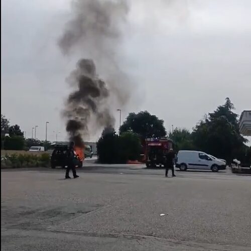 Incendio di una vettura a Spinetta. Vigili del fuoco spengono le fiamme