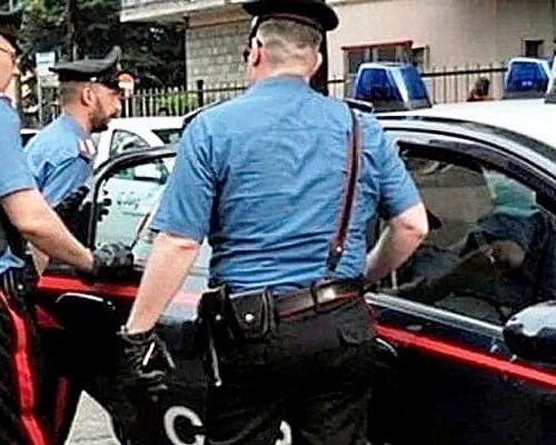 Chiama il 112 per una lite con il fratello e poi entrambi aggrediscono i Carabinieri