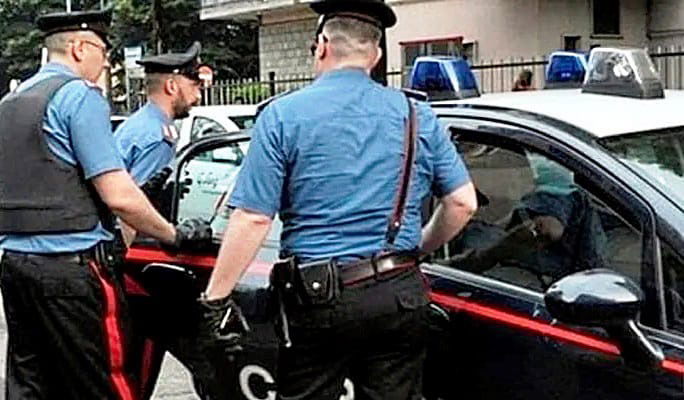 Chiama il 112 per una lite con il fratello e poi entrambi aggrediscono i Carabinieri