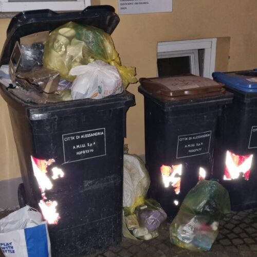 “Cassonetti del porta a porta spesso pieni”: la segnalazione di una cittadina del centro. Amag Ambiente risponde