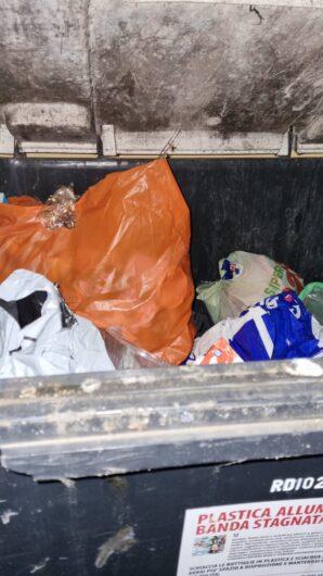 “Cassonetti del porta a porta spesso pieni”: la segnalazione di una cittadina del centro. Amag Ambiente risponde