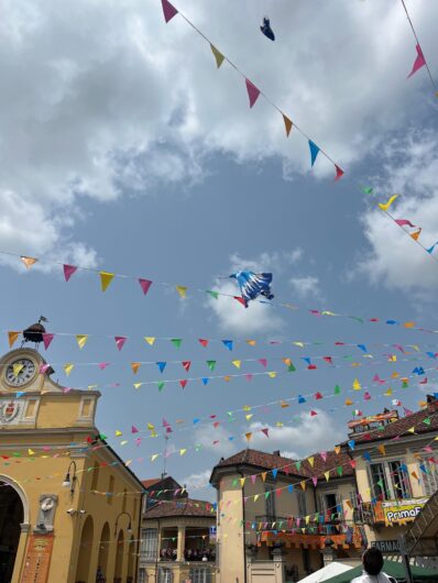 Un tappeto di petali colora San Salvatore. La magia dell’infiorata a PrimaFesta