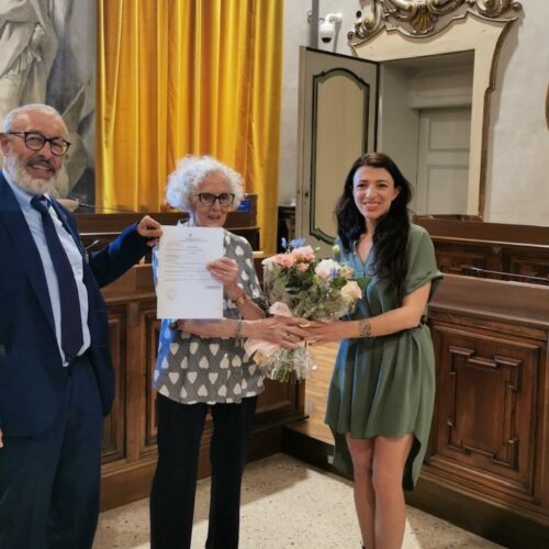 A 86 anni conquista la licenza media. Pavia omaggia la determinazione e l’esempio di Rosanna Belcredi