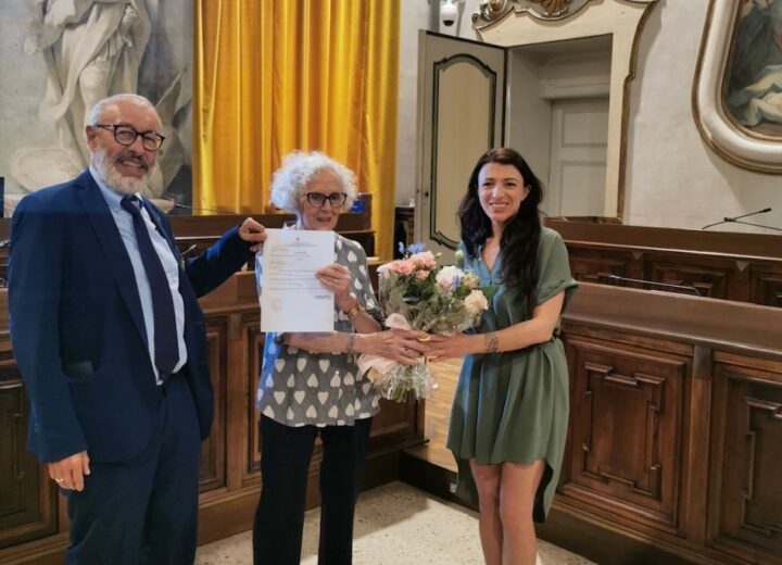 A 86 anni conquista la licenza media. Pavia omaggia la determinazione e l’esempio di Rosanna Belcredi