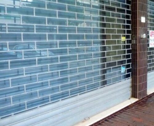 Pavia si racconta nei negozi sfitti. Vetrine d’autore per rivitalizzare il commercio cittadino