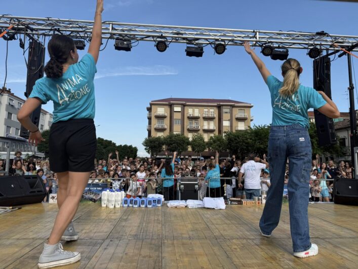 Musica e mille sfumature arcobaleno per la festa di fine anno scolastico a Valenza