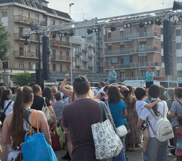 Musica e mille sfumature arcobaleno per la festa di fine anno scolastico a Valenza