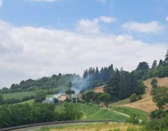 Incendio sterpaglie sulla Colla. Vigili del Fuoco spengono le fiamme