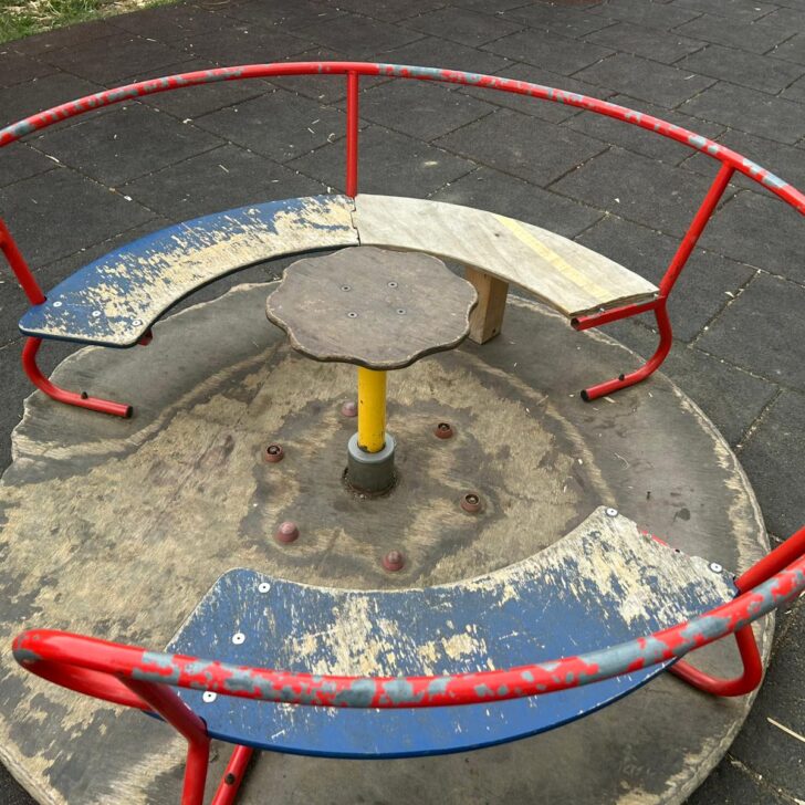 Atto vandalico a Fresonara: danneggiati i giochi del parco