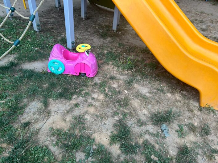 Atto vandalico a Fresonara: danneggiati i giochi del parco
