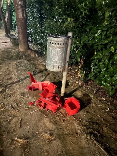 Atto vandalico a Fresonara: danneggiati i giochi del parco