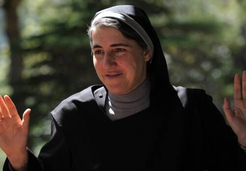 Suor Teresa Forcades ad Alessandria per spiegare la teologia queer e quanto “Siamo tutti diversi”